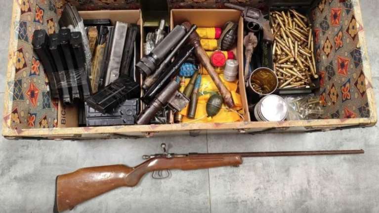 Ιωάννινα: 19χρονος πήγε να βάλει τέλος στη ζωή του και οι Αστυνομικοί ανακάλυψαν ολόκληρο οπλοστάσιο-Χειροπέδες στον θείο του