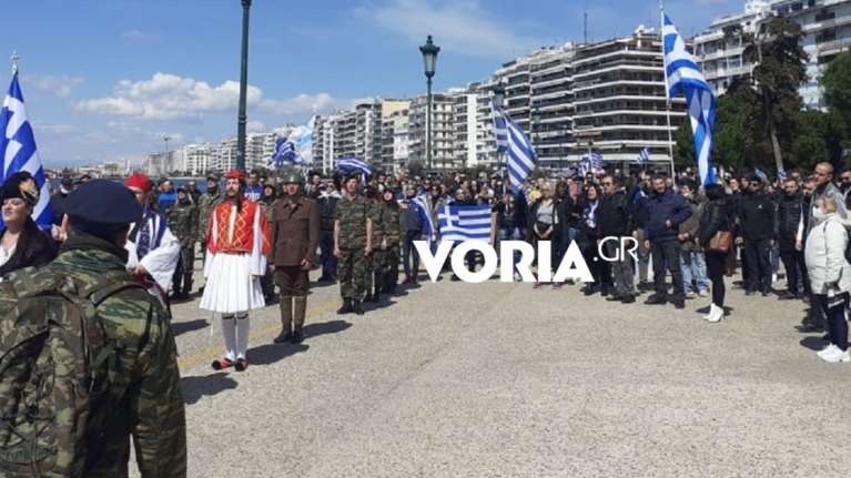 Θεσσαλονίκη: Έκαναν παρέλαση στην παραλία για την 25η Μαρτίου [Εικόνες+Βίντεο]