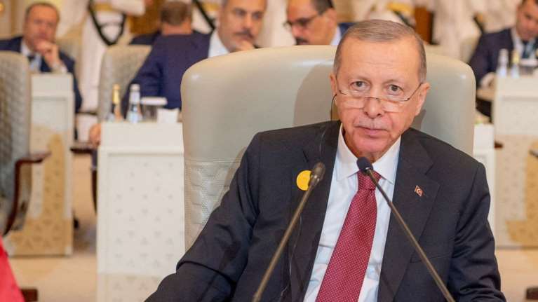 &quot;Έι Νετανιάχου, τέλειωσες!&quot;: Ο Ερντογάν επιτίθεται στο Ισραήλ, στηρίζει την Χαμάς και... αυτοπροσκαλείται στις ΗΠΑ