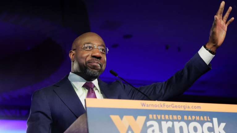 ΗΠΑ: Οι Δημοκρατικοί κέρδισαν τις ενδιάμεσες εκλογές στη Τζόρτζια - Ανάσα για Μπάιντεν και 51-49 οι έδρες στη Γερουσία