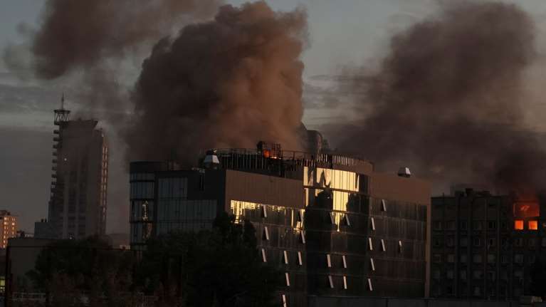 Ουκρανία: Νέο ρωσικό σφυροκόπημα στο Κίεβο με drone καμικάζι - Πολυκατοικίες στις φλόγες [εικόνες - βίντεο]