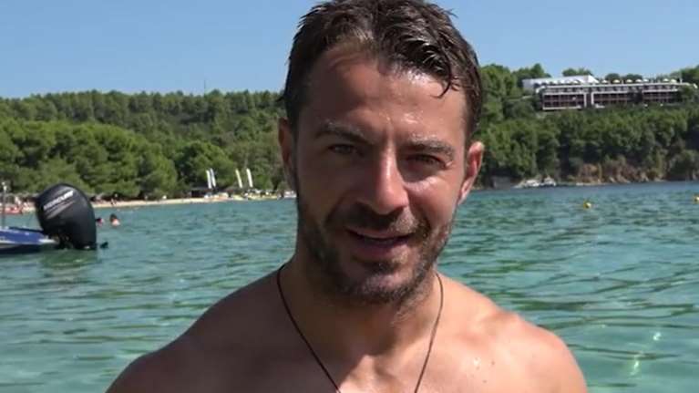 Ο Γιώργος Αγγελόπουλος μας ξεναγεί στον δικό του παράδεισο, την Σκιάθο [βίντεο]