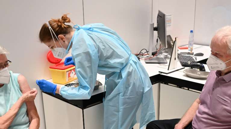 Γερμανία: Σταματάει τη χορήγηση του εμβολίου της AstraZeneca για τους άνω των 65 ετών