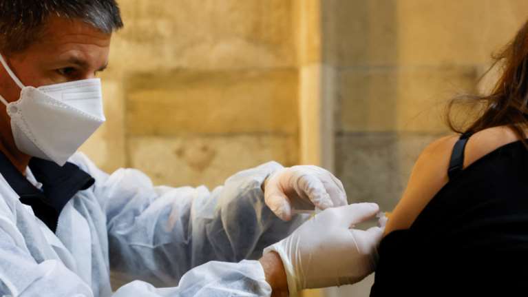 ΕΜΑ: Στο μικροσκόπιο διαταραχές στην έμμηνο ρύση των γυναικών μετά τον εμβολιασμό τους με Pfizer και Moderna