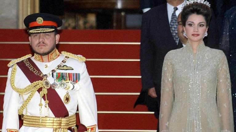 Βασίλισσα Ράνια της Ιορδανίας: 27 χρόνια από τον γάμο express με τον Βασιλιά Αμπντάλα - Ο μεγάλος έρωτας και το τεράστιο νυφικό