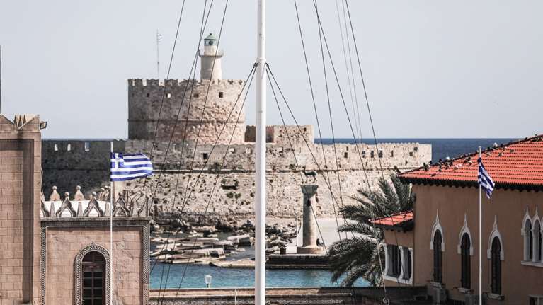 Ροδίτης παρίστανε τον δικηγόρο και εξαπατούσε μετανάστες