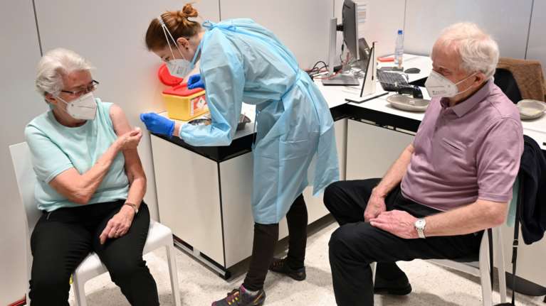 Γερμανία: Ο υπουργός Υγείας ανακοίνωσε το τέλος των περιορισμών για τους εμβολιασμένους