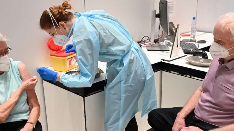 Ραγδαία αύξηση στους εμβολιασμούς: Πάνω από 200% λόγω της έξαρσης των κρουσμάτων