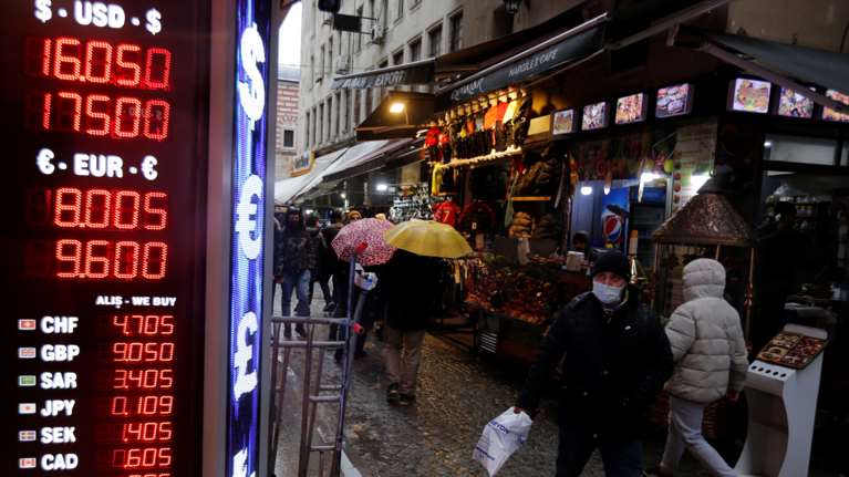 Ζορίζονται οι Τούρκοι από την ακρίβεια: Μια οικογένεια θεωρείται φτωχή ακόμα και με τρεις κατώτατους μισθούς