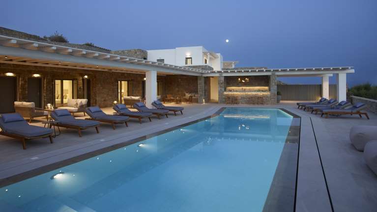 Μυκονιάτικος τρόπος ζωής: Η βίλα στην πλαγιά του βράχου με θέα το απέραντο γαλάζιο