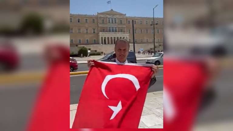 Πρόκληση από Τούρκο πολιτικό στην Αθήνα: Άνοιξε τουρκική σημαία μπροστά στη Βουλή και ζήτησε... ειρήνη [βίντεο]