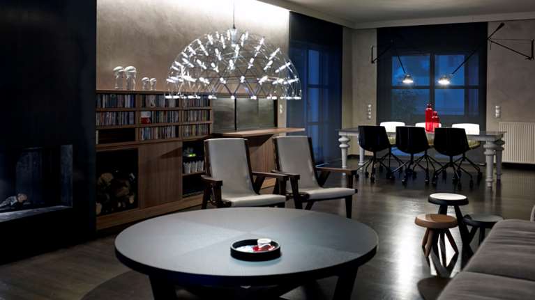 Φως και Σκιές: Η μονοκατοικία στην Εκάλη με σύγχρονη αισθητική και επιρροές από τη γιαπωνέζικη λογοτεχνία