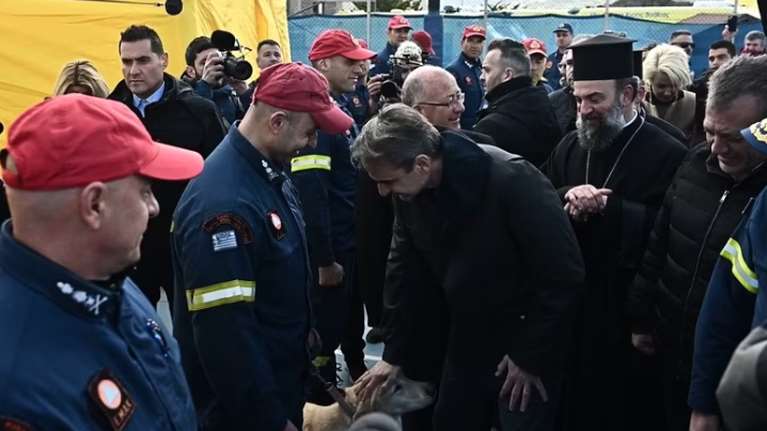 Σαντορίνη: Ο διάλογος του Κυριάκου Μητσοτάκη με χειριστή σκύλου της ΕΜΑΚ και η ατάκα για τη &quot;συνταξιοδότηση&quot;