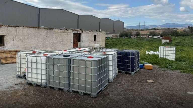 Εγκληματική οργάνωση νόθευε καύσιμα και ποτά: 20 συλλήψεις - 1,2 εκατ. ευρώ διαφυγόντες φόροι