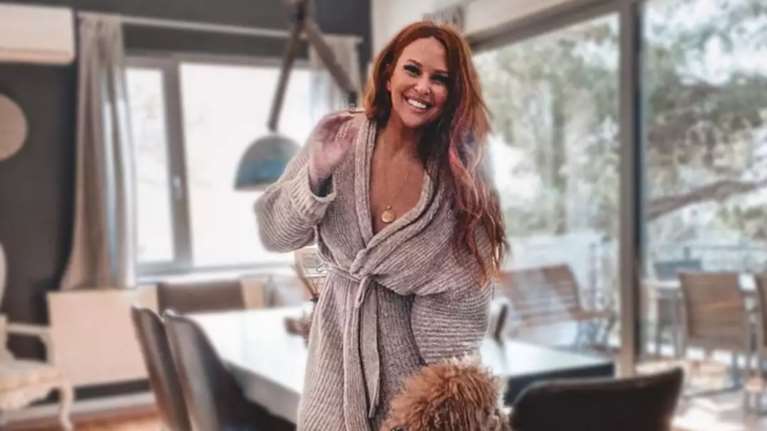 Η Σίσσυ Χρηστίδου όπως δεν την έχεις ξαναδεί: Κατάξανθη, φορώντας μίνι φούστα το 2006