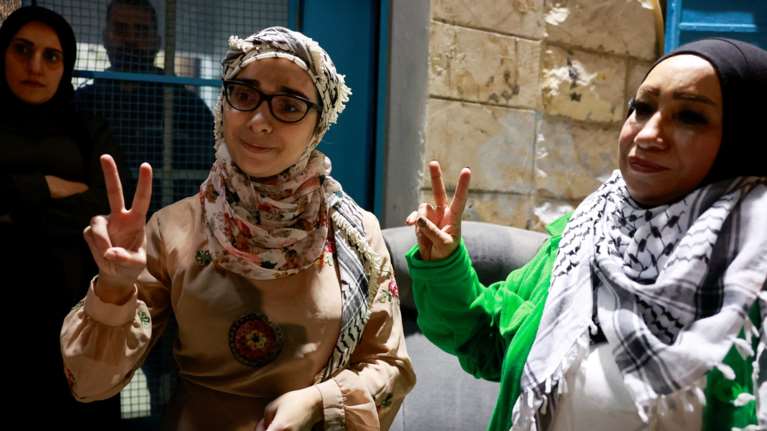 Γάζα: Ολοκληρώθηκε η απελευθέρωση 39 Παλαιστινίων που κρατούνταν σε ισραηλινές φυλακές- Όλοι γυναίκες και παιδιά