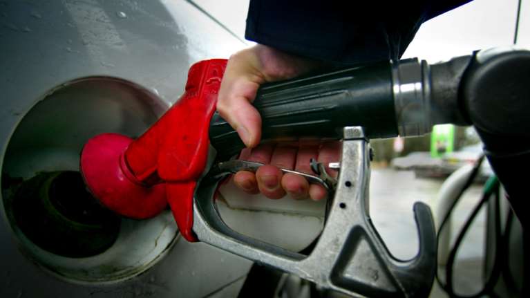 Καύσιμα: Στα ύψη η βενζίνη - Πάνω από 2 ευρώ το λίτρο σε νησιά - Οι υψηλότερες τιμές στη χώρα [Βίντεο]