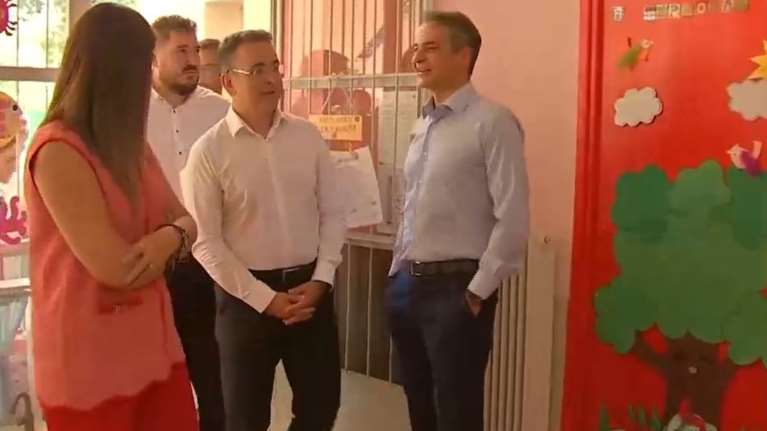 Επίσκεψη Μητσοτάκη σε παιδικό σταθμό: Έμπρακτη στήριξη της κυβέρνησης σε οικογένειες με μικρά παιδιά [βίντεο]