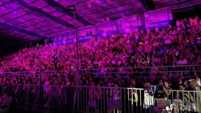 Χαμός στη συναυλία του Αντώνη Ρέμου στα Τρίκαλα - Δεύτερες φωνές έκαναν τα... τριζόνια [εικόνες]