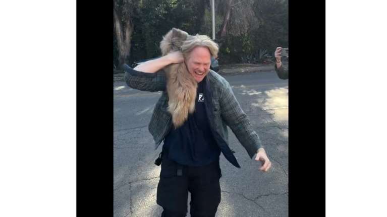 Λος Άντζελες: Οι τρελοί πανηγυρισμοί και το κλάμα άνδρα που βρήκε τον σκύλο του μετά τη φωτιά - &quot;Σ’ ευχαριστώ Χριστέ μου&quot;