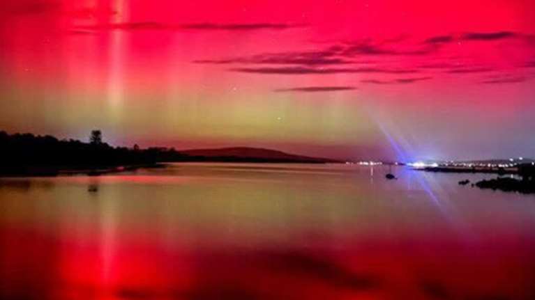 Γεωμαγνητική καταιγίδα &quot;χτυπά&quot; τη Γη: Κόβουν την ανάσα οι εικόνες από το Βόρειο Σέλας σε ΗΠΑ και Ευρώπη