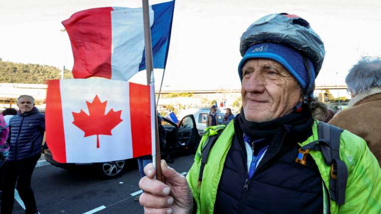 Μπλόκο χιλιάδων αστυνομικών στο &quot;ψεκασμένο&quot; κίνημα αντιεμβολιαστών &quot;Κονβόι της Ελευθερίας&quot; για να μην μπει στο Παρίσι