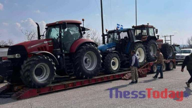 Οι Μακεδόνες αγρότες &quot;φορτώνουν&quot; τρακτέρ πάνω σε πλατφόρμες – Επόμενη στάση… Αθήνα