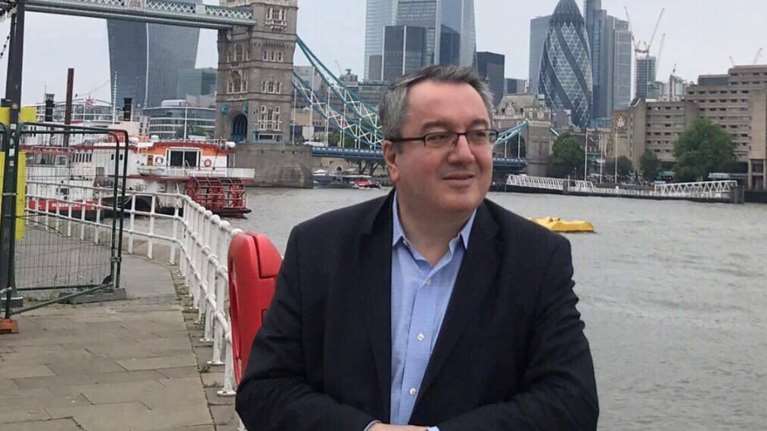 Πώς ο Ηλίας Μόσιαλος έπεισε οδηγό ταξί να εμβολιαστεί- Δήλωνε προστατευμένος επειδή έτρωγε…πρατόγαλο