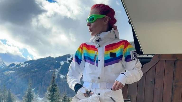 Η Τάμτα χαλαρώνει κάνοντας σκι στην Ελβετία - Η εντυπωσιακή φόρμα που φόρεσε [εικόνες]