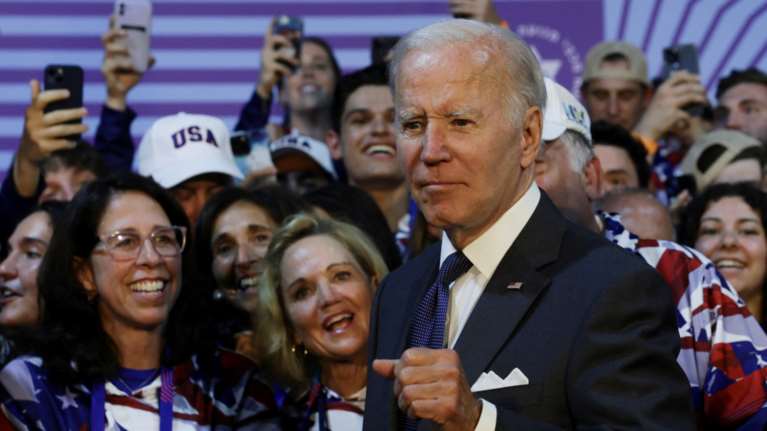 Η Σαουδική Αραβία ανοίγει τον εναέριο χώρο της σε όλους τους αερομεταφορείς ενόψει επίσκεψης Μπάιντεν