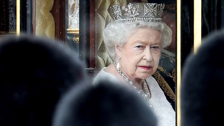 Η βασίλισσα Ελισάβετ ψάχνει 5 υπάλληλους για το παλάτι - Τι μισθό δίνει
