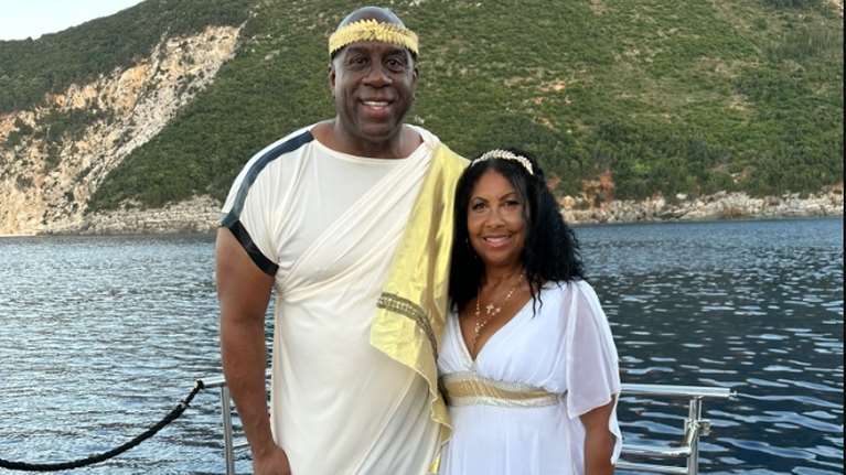 Στο Ιόνιο ο Μάτζικ Τζόνσον: Ντύθηκε αρχαίος &quot;Έλληνας θεός&quot; και έκανε βόλτες με τζετ σκι στην Κεφαλλονιά [εικόνες]