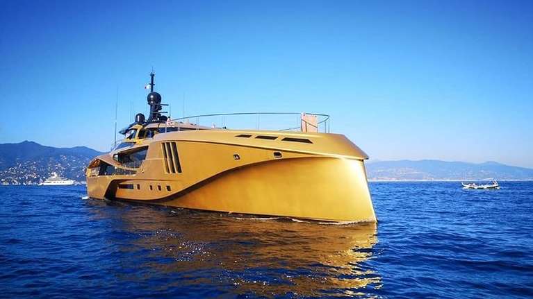 Khalilah: Το εντυπωσιακό ολόχρυσο γιοτ που έριξε άγκυρα στη Μύκονο [εικόνες - βίντεο]