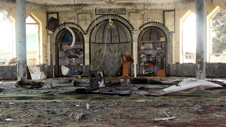 Αφγανιστάν: Ο ISIS ανέλαβε την ευθύνη για το μακελειό με τους 46 νεκρούς στο τζαμί - Το &quot;μυστήριο&quot; με τον αρχηγό (Βίντεο)