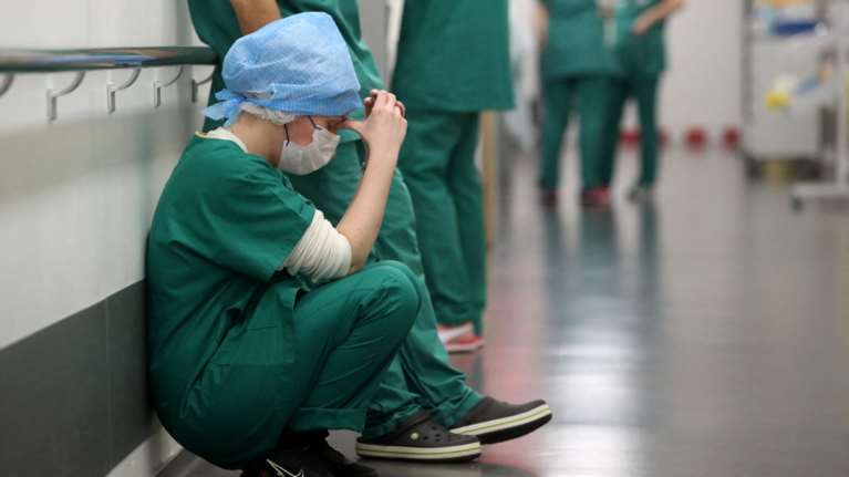 Κορονοϊός: Κοντά στους 100 πάλι οι θάνατοι – Στους 692 οι διασωληνωμένοι, 4.696 τα νέα κρούσματα