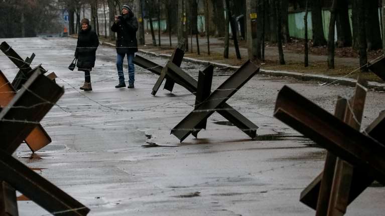 Πόλεμος στην Ουκρανία: Έτοιμο για την τελική μάχη το Κίεβο - Αυτοσχέδια χαρακώματα και οδοφράγματα [Εικόνες - Βίντεο]