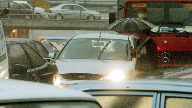 Μποτιλιάρισμα λόγω βροχής: Με δυσκολίες η κυκλοφορία στον Κηφισό - Καθυστερήσεις στην Αττική Οδό [Live]