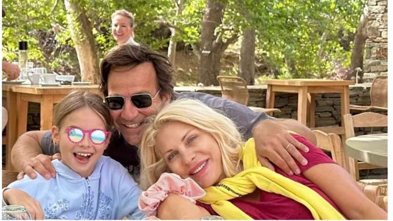 Μαρίνα Παντζοπούλου: Φωτογραφίζει τη μητέρα της Ελένη Μενεγάκη στο πλοίο - Το φλοράλ φόρεμα και το ατημέλητο look