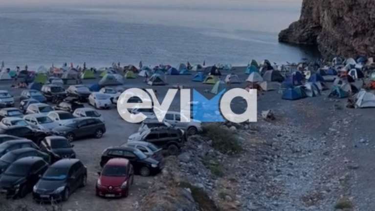 &quot;Βούλιαξε&quot; από σκηνές και η παραλία Πεταλή στην Εύβοια - Απτόητοι οι κατασκηνωτές [βίντεο]