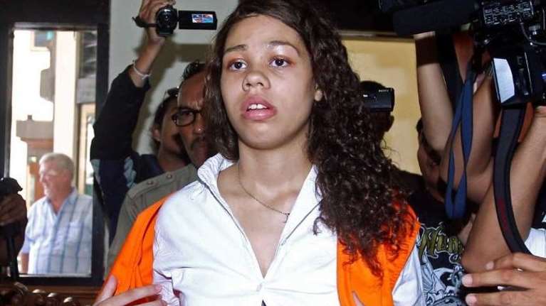 Φρίκη: Πώς 26χρονη σκότωσε μαζί με τον φίλο της τη μητέρα της και την έβαλε σε βαλίτσα - Για 1,5 εκατ. ευρώ...