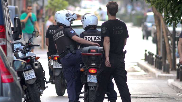 Αλεξανδρούπολη: Αστυνομικός απειλούσε με διασυρμό την εν διαστάσει σύζυγό του - Του αφαιρέθηκε το όπλο