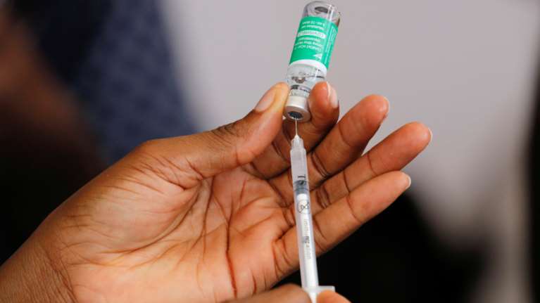 Μόσιαλος: Τι ισχύει με τα εμβόλια AstraZeneca και J&amp;J - Προστατεύουν από την Όμικρον;