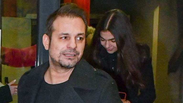 Άλλος άνθρωπος ο Ντέμης Νικολαΐδης: Χαμογελαστός και με νέο look στη νέα του εμφάνιση