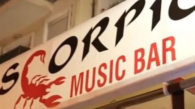 "Θέλεις κάπου να διασκεδάσεις;": Επικό μήνυμα της ΕΛΑΣ στους εξοδούχους με το viral μπαράκι Scorpios στην Καλλιθέα