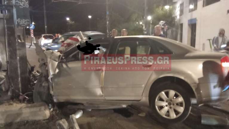 Τροχαίο σοκ στον Πειραιά: Νεκρός ο 40χρονος οδηγός που έπεσε σε κολώνα - Στη ΜΕΘ η 33χρονη συνοδηγός