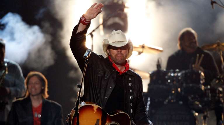 Πέθανε ο τραγουδιστής της κάντρι, Τόμπι Κιθ - Οι συντηρητικές απόψεις και το τραγούδι που προκάλεσε αντιδράσεις