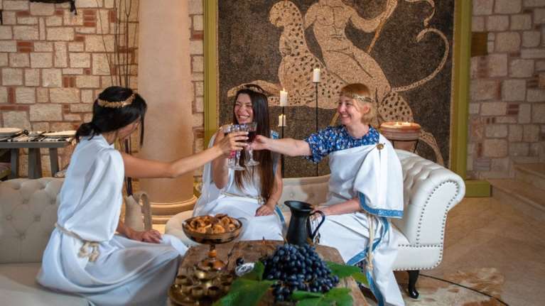 Τρώγοντας στο ίδιο τραπέζι με τον... Δία ή τον Ιουστινιανό - Ξενοδοχείο σερβίρει αρχαιοελληνική και βυζαντινή κουζίνα