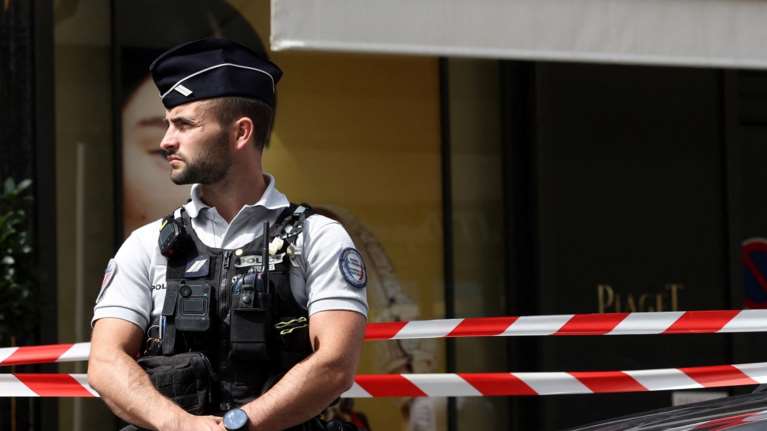 Κινηματογραφική ληστεία στην καρδιά του Παρισιού: Μπήκαν με όπλα σε κοσμηματοπωλείο, έφυγαν με λεία 15 εκατ. ευρώ