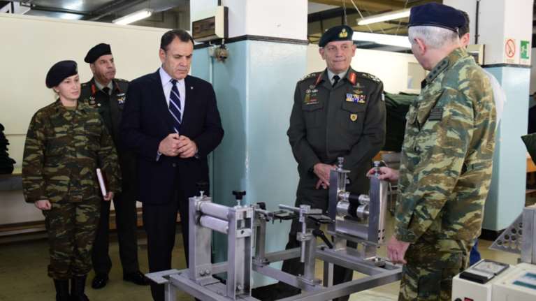 Επίσκεψη Παναγιωτόπουλου στο στρατιωτικό εργοστάσιο που παράγονται μάσκες και αντισηπτικά [εικόνες]