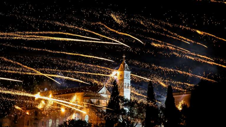 Με επιπλέον μέτρα προστασίας το έθιμο του ρουκετοπολέμου στον Βροντάδο Χίου - Αντιδράσεις από τους κατοίκους